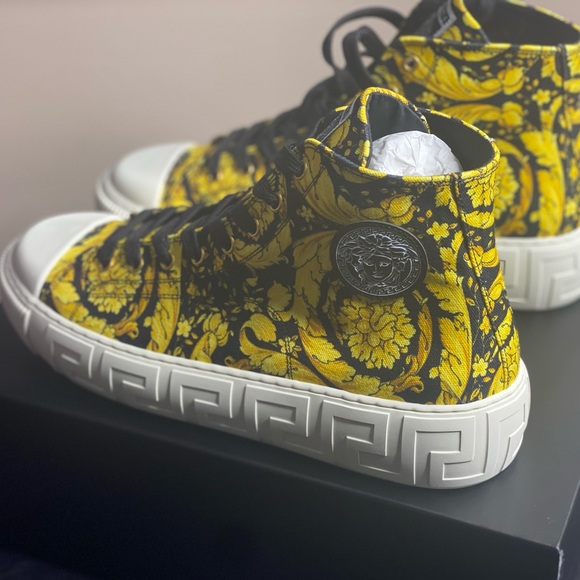 👑🌟🔥STUNNING VERCSACE SNEAKERS 🔥🌟👑 - Picture 4 of 12